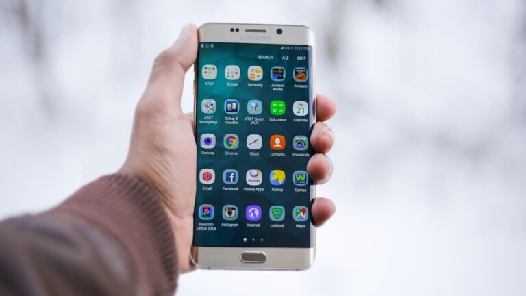 Person holding a smartphone to open a mobile bank account